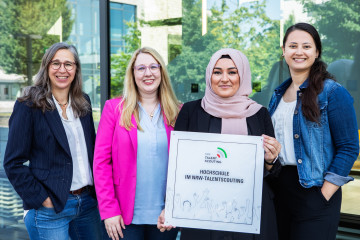 Wir freuen uns über Ihr Interesse am Talentscouting! Unser Team ist seit April 2024 vollständig und besteht aus zwei Talentscouts, die jeweils einen Standort betreuen. Tuba Arslan (2.v.r.) betreut den Campus Hamm und Astrid Neitzel den Campus Lippstadt (l.). Inhaltliche Fragen zum Talentscouting beantwortet Ihnen gerne die Projektkoordination Diana Hölscher (2.v.l.), die zusätzlich auch als Talentscout in Hamm unterwegs ist. Die Projektleitung des Teams ist Vanessa Herrmann (r.).